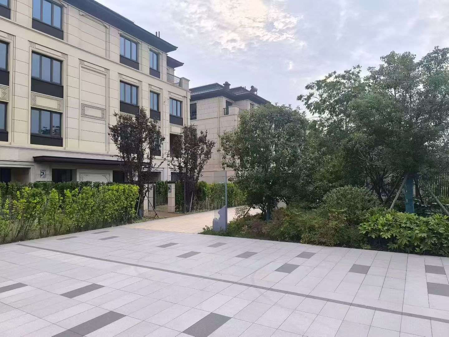 绍兴 芝麻白与芝麻白搭配铺装，尺寸1200*600